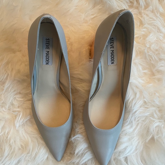 NWT. Grey pumps with shiny rose gold block heel. Sz 9. Never worn! - Picture 3 of 10